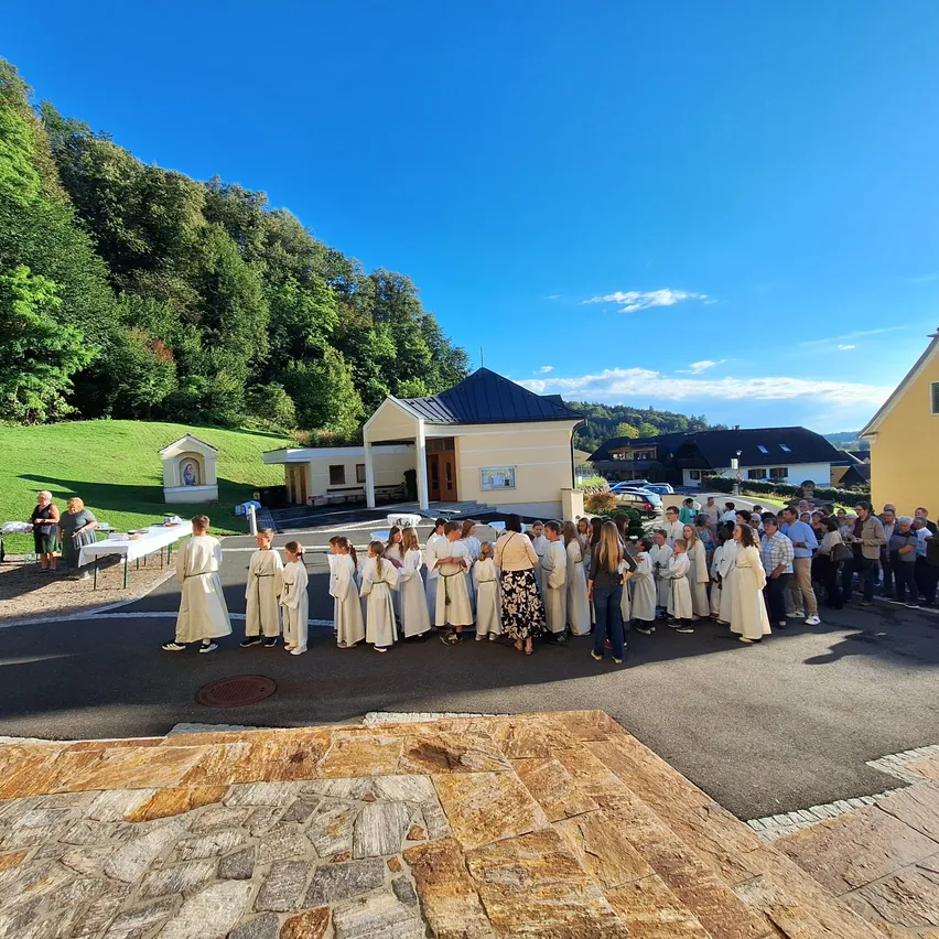 eine Schar von Ministranten bereitet sich zum Einzug für den Dankgottesdienst