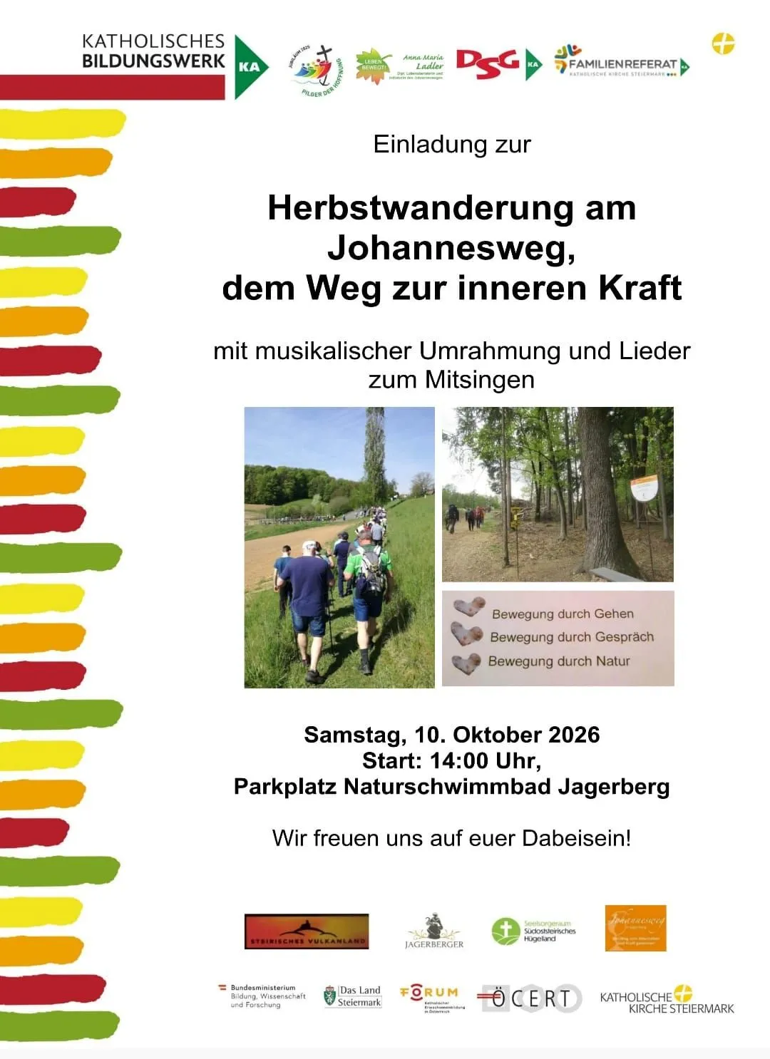 Ein Einladungsposter für einen katholischen Herbstspaziergang auf dem Johannesweg, mit einer Gruppe von Menschen, die auf einem Grasfeld und einem Waldhintergrund spazieren.