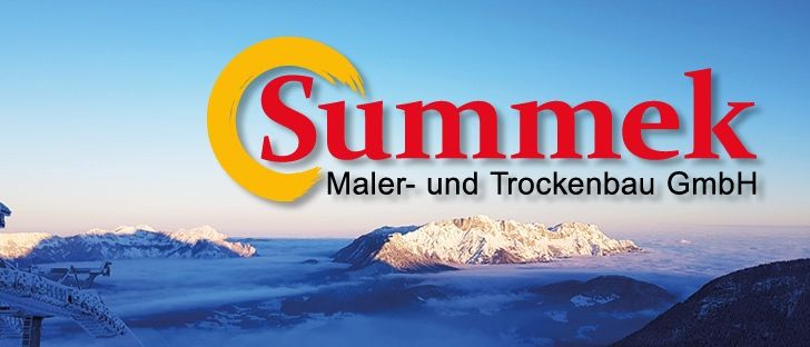 Das Summek-Logo mit dem Text 'Maler- und Trockenbau GmbH' ist über einer verschneiten Bergkette zu sehen. Die Berge sind schneebedeckt, mit einem klaren blauen Himmel darüber.
