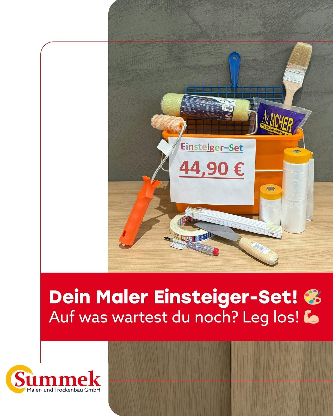 Ein Satz an Malerwerkzeugen und -materialien, einschließlich eines Farbrollers, Pinsel, Maßband und eines Messers. Zum Preis von 44,90 Euro. Das Bild bewirbt ein Maler-Einsteiger-Set.