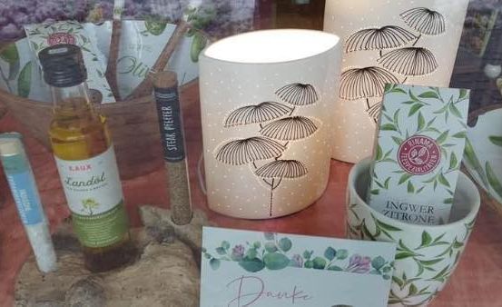 Bild enthält, Tape, Dynamite, Weapon, Mortar Shell, Art