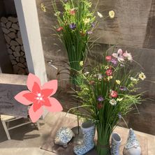 Bild enthält, Flower, Flower Arrangement, Plant, Shoe, Potted Plant, Flower Bouquet, Interior Design, Ikebana, Pottery, Vase