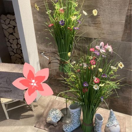 Bild enthält, Flower, Flower Arrangement, Plant, Shoe, Potted Plant, Flower Bouquet, Interior Design, Ikebana, Pottery, Vase