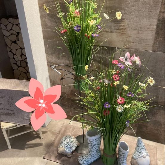 Bild enthält, Flower, Flower Arrangement, Plant, Shoe, Potted Plant, Flower Bouquet, Interior Design, Ikebana, Pottery, Vase