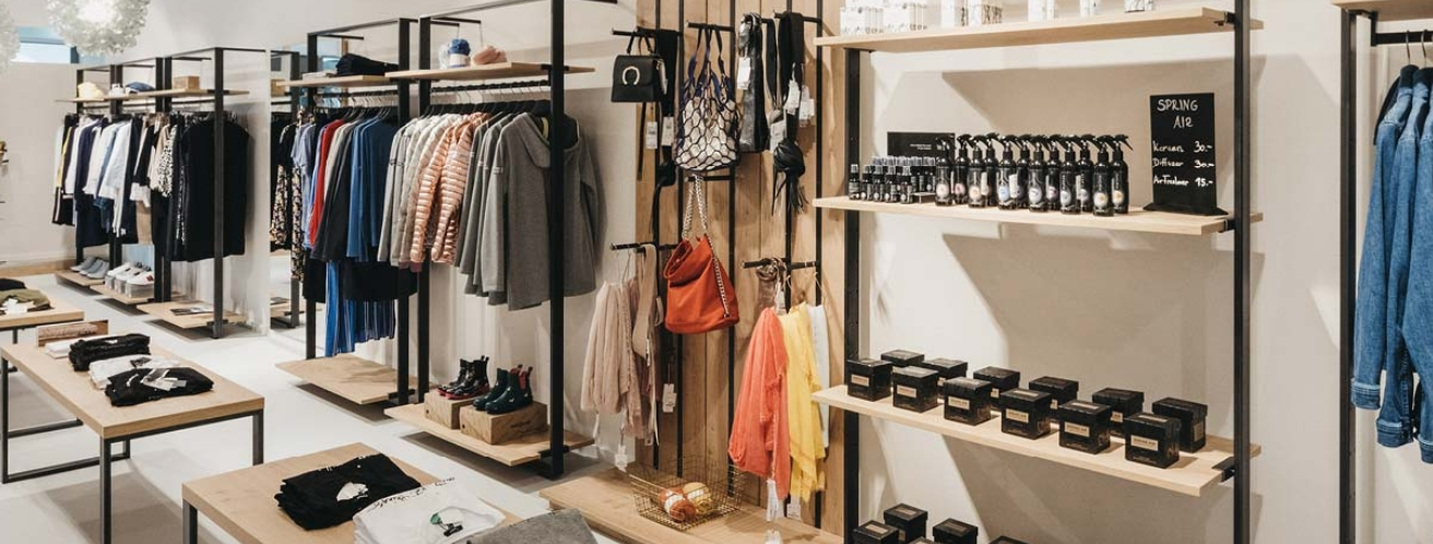 Bild enthält, Bag, Handbag, Indoors, Furniture, Walk-In Closet, Closet, Shop