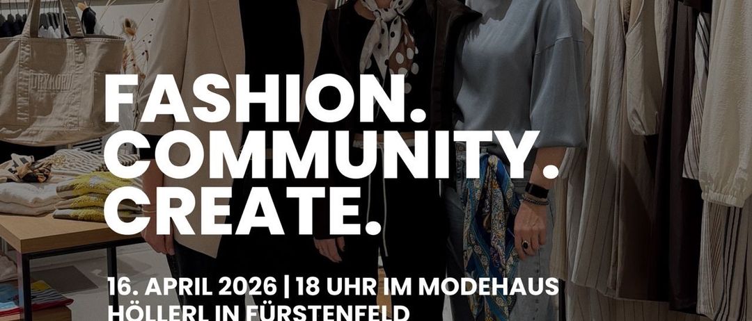 Drei Frauen stehen lächelnd vor einem Bekleidungsgeschäft. Dahinter befinden sich Regale mit Kleidung und ein Schild mit der Aufschrift 'Mode. Gemeinschaft. Kreieren.' Der Termin '16. April 2026' wird zusammen mit Zeit und Ort angezeigt.