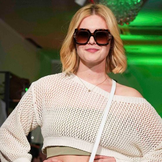 Bild enthält, Accessories, Bag, Handbag, Purse, Blouse, Clothing, Knitwear, Sweater, Fashion