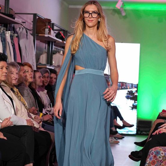 Bild enthält, Shoe, Adult, Female, Person, Woman, Dress, Evening Dress, Formal Wear, High Heel, Man