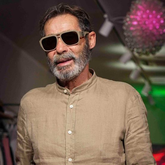 Bild enthält, Sleeve, Adult, Male, Man, Person, Shirt, Accessories, Belt, Blouse, Sunglasses