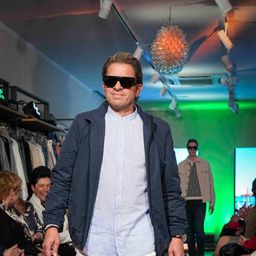 Bild enthält, Blazer, Coat, Jacket, Fashion, Shoe, Pants, Adult, Male, Man, Person