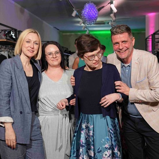 Bild enthält, Adult, Female, Person, Woman, People, Formal Wear, Suit, Coat, Male, Man