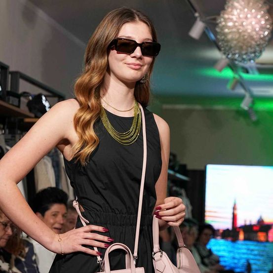 Bild enthält, Accessories, Bag, Handbag, Purse, Dress, Fashion, Formal Wear, Person, Adult, Woman