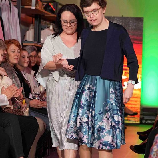 Bild enthält, Shoe, Skirt, Adult, Female, Person, Woman, Sneaker, Face, Airplane, Glasses