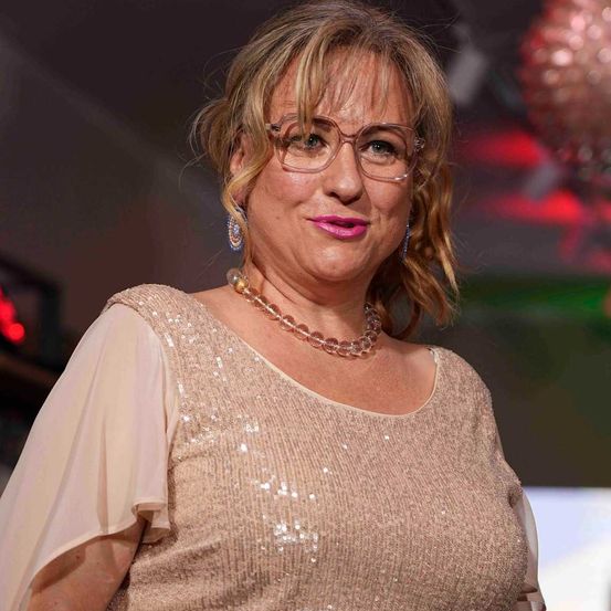 Bild enthält, Blouse, Blonde, Person, Dress, Face, Head, Smile, Necklace, Adult, Woman