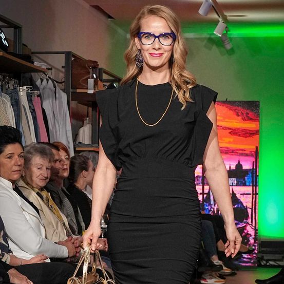 Bild enthält, Adult, Female, Person, Woman, Shoe, Fashion, Bag, Handbag, High Heel, Necklace