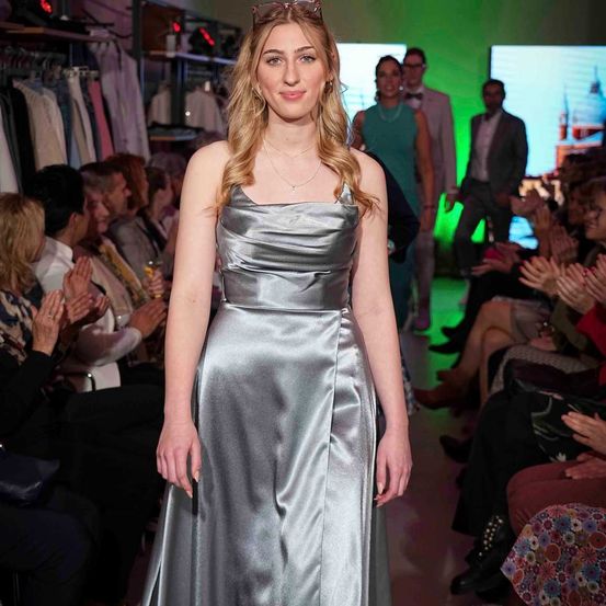 Bild enthält, Dress, Evening Dress, Formal Wear, Fashion, Gown, Adult, Female, Person, Woman, Urban