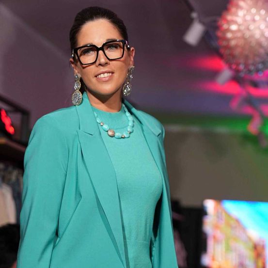 Bild enthält, Formal Wear, Suit, Adult, Female, Person, Woman, Fashion, Coat, Blazer, Smile