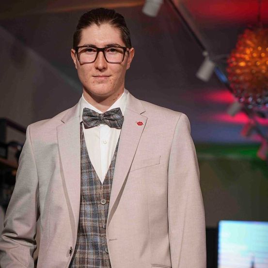 Bild enthält, Blazer, Coat, Jacket, Formal Wear, Suit, Tie, Fashion, Adult, Man, Person