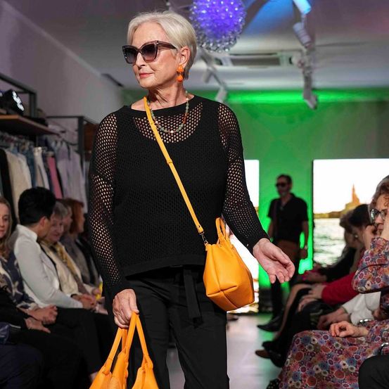 Bild enthält, Accessories, Bag, Handbag, Adult, Female, Person, Woman, Purse, Shoe, High Heel