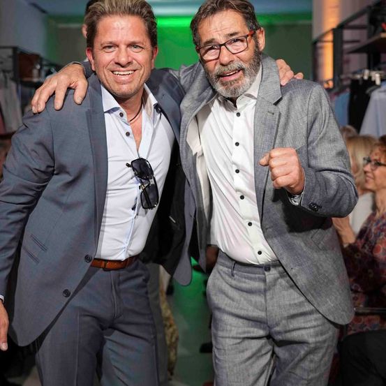 Bild enthält, Blazer, Coat, Jacket, Formal Wear, Suit, Pants, Tie, Urban, People, Person