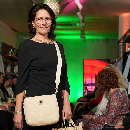 Bild enthält, Accessories, Bag, Handbag, Purse, Adult, Female, Person, Woman, Lady, Man