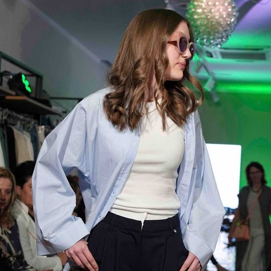 Bild enthält, Blouse, Long Sleeve, Sleeve, Fashion, Pants, Adult, Female, Person, Woman, Formal Wear