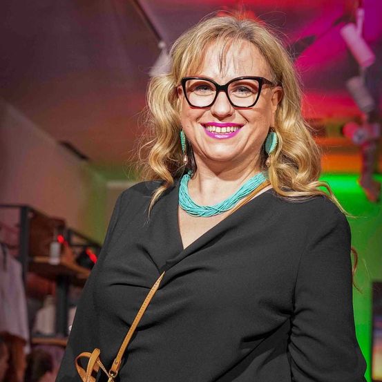 Bild enthält, Accessories, Handbag, Adult, Female, Person, Woman, Finger, Smile, Portrait, Purse