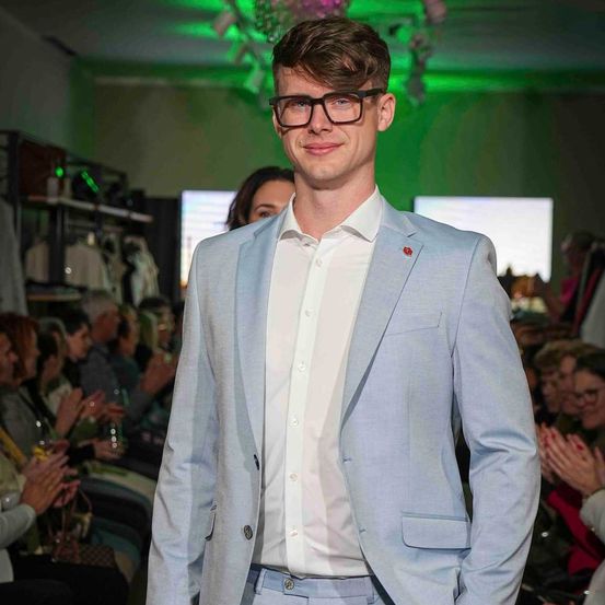 Bild enthält, Blazer, Coat, Jacket, Formal Wear, Suit, Urban, Adult, Male, Man, Person