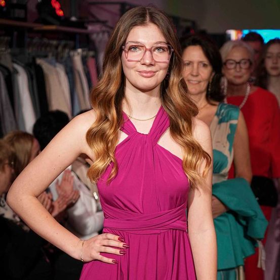 Bild enthält, Dress, Fashion, Evening Dress, Formal Wear, Adult, Female, Person, Woman, Glasses, Face