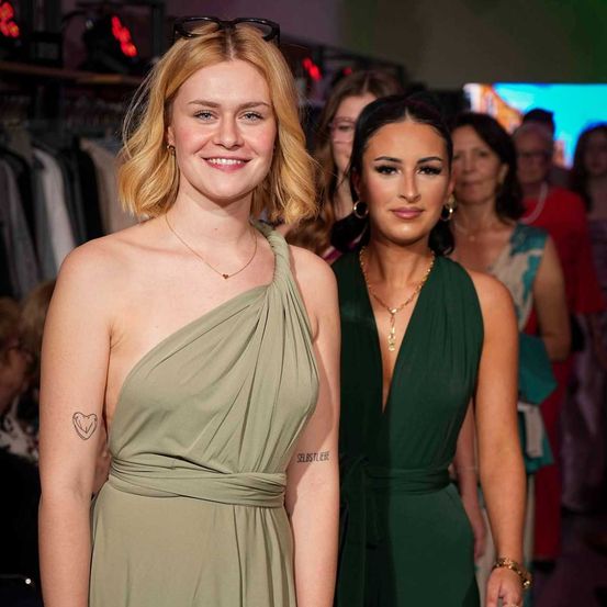 Bild enthält, Dress, Evening Dress, Formal Wear, Fashion, Adult, Female, Person, Woman, Face, Urban