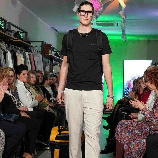 Bild enthält, Shoe, Pants, Adult, Male, Man, Person, T-Shirt, Female, Woman, Lighting