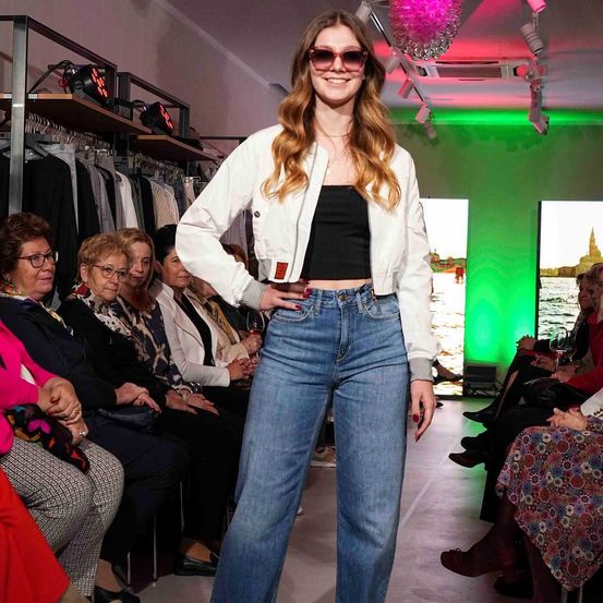 Bild enthält, Pants, Jeans, Adult, Female, Person, Woman, Male, Man, Coat, Shoe