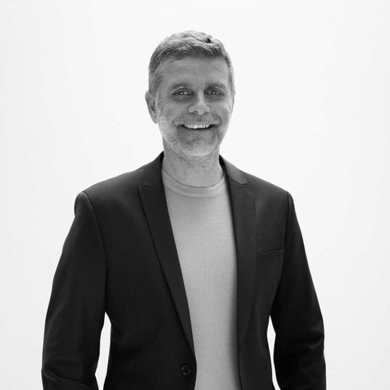 Bild enthält, Face, Head, Person, Photography, Portrait, Blazer, Coat, Jacket, Smile, Suit