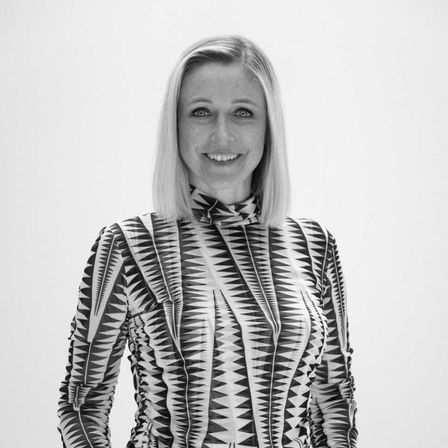 Bild enthält, Face, Head, Person, Photography, Portrait, Smile, Blonde, Adult, Female, Woman