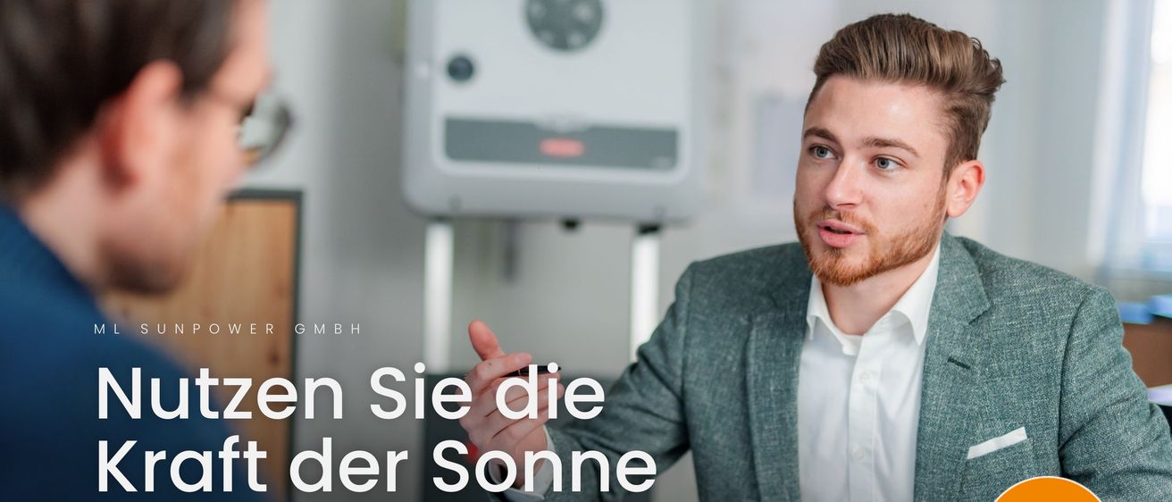 Ein Mann im Anzug spricht zu einem anderen Mann vor einem großen Solarpanel. Der Text lautet: 'Sehen Sie die Kraft der Sonne.' Unten steht: 'Photovoltaiklösungen aus Graz. Maßgeschneiderte Pläne, effiziente Speicher und moderne Managementlösungen - alles aus einer Hand.'