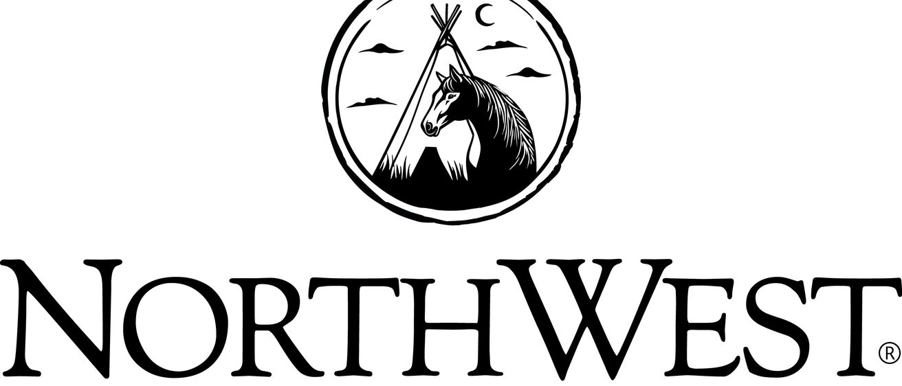 Ein schwarz-weißes Logo mit einem Pferd vor einem Tipi unter einem Halbmond. Darunter steht der Text 'NORTHWEST History & Heritage.'