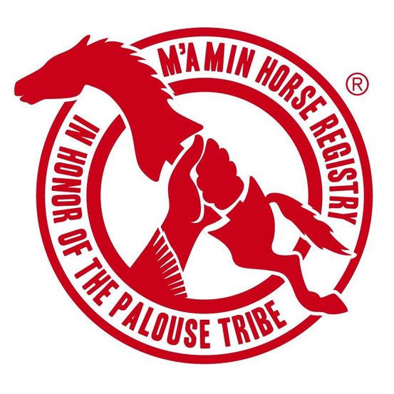 Ein rotes Logo mit einem Pferd in der Mitte und dem Text 'M'A MIN HORSE REGISTRY IN HONOR OF THE PALOUSE TRIBE'. Das Pferd ist in einer dynamischen Pose dargestellt.