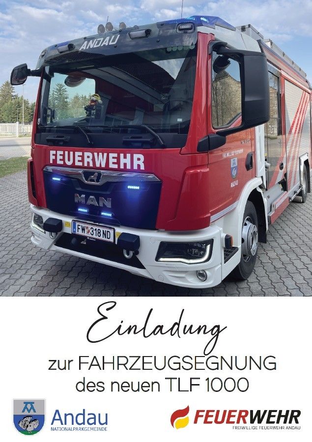 Ein roter Feuerwehrwagen mit dem Wort Feuerwehr auf der Vorderseite. Er hat einen blauen Lichtbalken und das Nummernschild lautet FW 318 ND. Das Bild hat einen Wasserzeichen mit dem Text Einladung zur Fahrzeugsegnung des neuen TLF 1000.