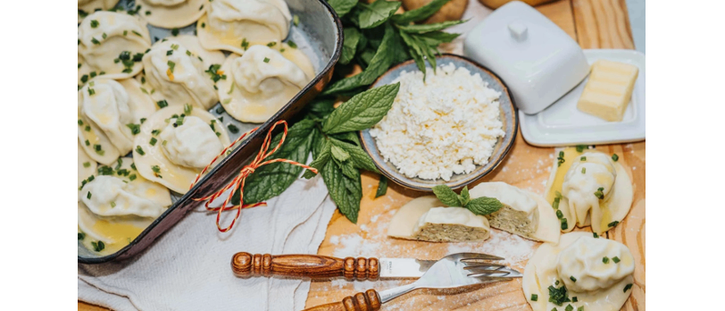 Bild enthält, Food, Food Presentation, Bread, Cheese, Cutlery, Fork, Dessert, Ice Cream, Plate, Kitchen Utensil