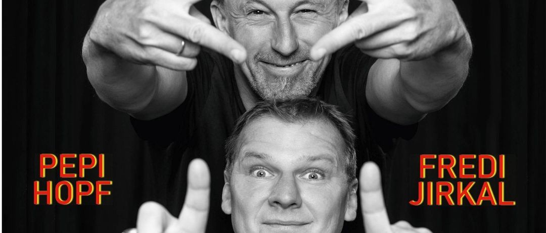 Ein Poster zeigt zwei Männer mit Händen, die Friedenszeichen machen. Es steht 'Wie Pech & Schwefel' oben und 'Pepi Hope' und 'Fredi Jirka' an den Seiten. Das Datum ist Freitag, 31. Juli 2026, um 20 Uhr. Unten ist ein QR-Code.