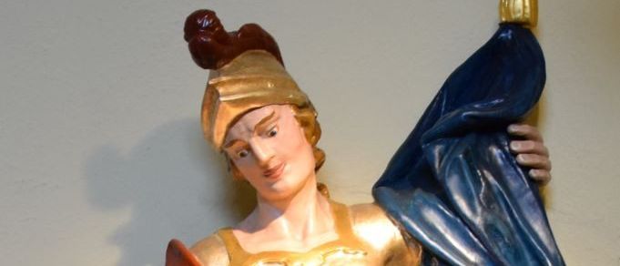 Bild enthält, Costume, Person, Face, Portrait, Shoe, Adult, Female, Woman, Figurine, Art