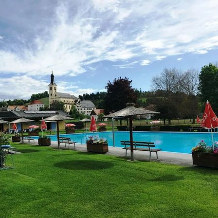 Bild enthält, Grass, Nature, Outdoors, Scenery, Pool, Hotel, Swimming Pool, Bench, Resort, Villa