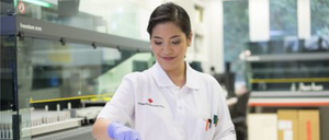 Bild enthält, Clothing, Glove, Person, Scientist, Head