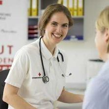 Bild enthält, Patient, Person, Clinic, Head, Adult, Female, Woman, Shirt
