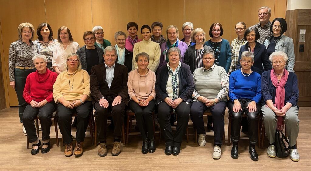 Bild enthält, Groupshot, Person, Adult, Female, Woman, People, Male, Man, Shoe, Coat