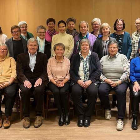 Bild enthält, Groupshot, Person, Adult, Female, Woman, People, Male, Man, Shoe, Coat