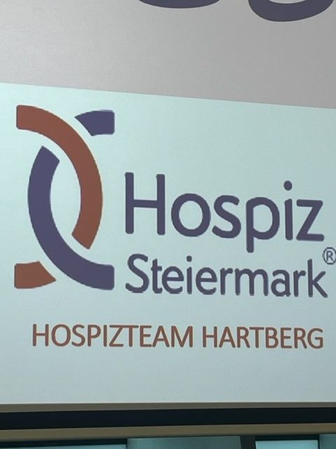 Ein Schild für Hospiz Steiermark, mit Logo und dem Text 'HOSPITZEAM HARTBERG'. Der Hintergrund ist weiß.