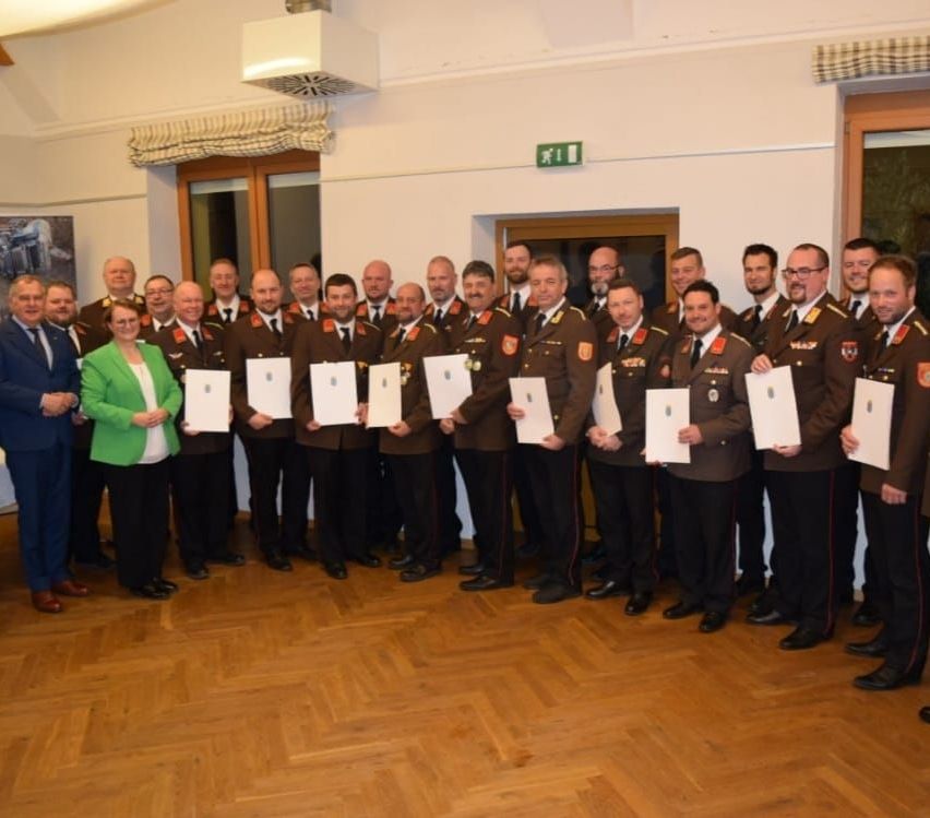 Bild enthält, People, Person, Formal Wear, Suit, Adult, Male, Man, Portrait, Coat, Officer