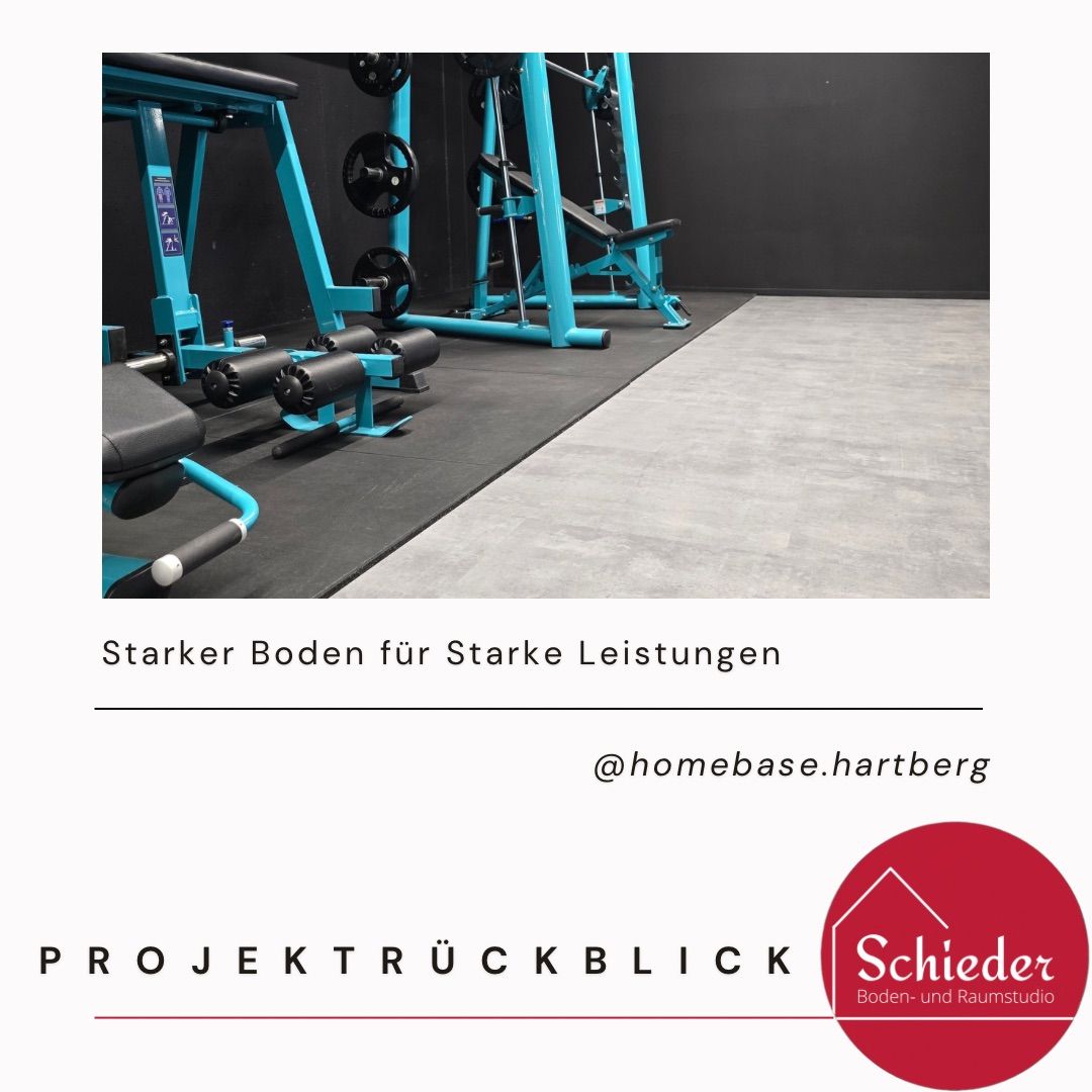 Ein Bild eines Fitnessstudios mit blauen Krafttrainingsgeräten auf einem schwarzen Boden. Die Geräte umfassen eine Bankpresse, Gewichtsscheiben und ein Kniebeugenständer. Der Boden hat eine graue Textur.