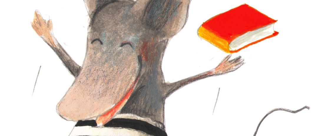 Eine gezeichnete Maus in einem gestreiften Hemd springt und hält ein Buch.